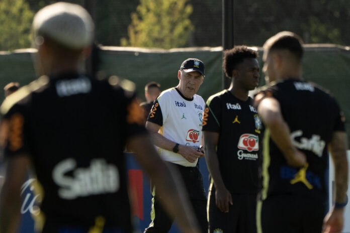 Al mando del seleccionador Carlo Ancelotti (c), la selección de Brasil comenzó este miércoles su preparación para el Mundial en su campamento base, situado en Morristown (Nueva Jersey), sin Neymar, que se recupera de una lesión. EFE/ Angel Colmenares
