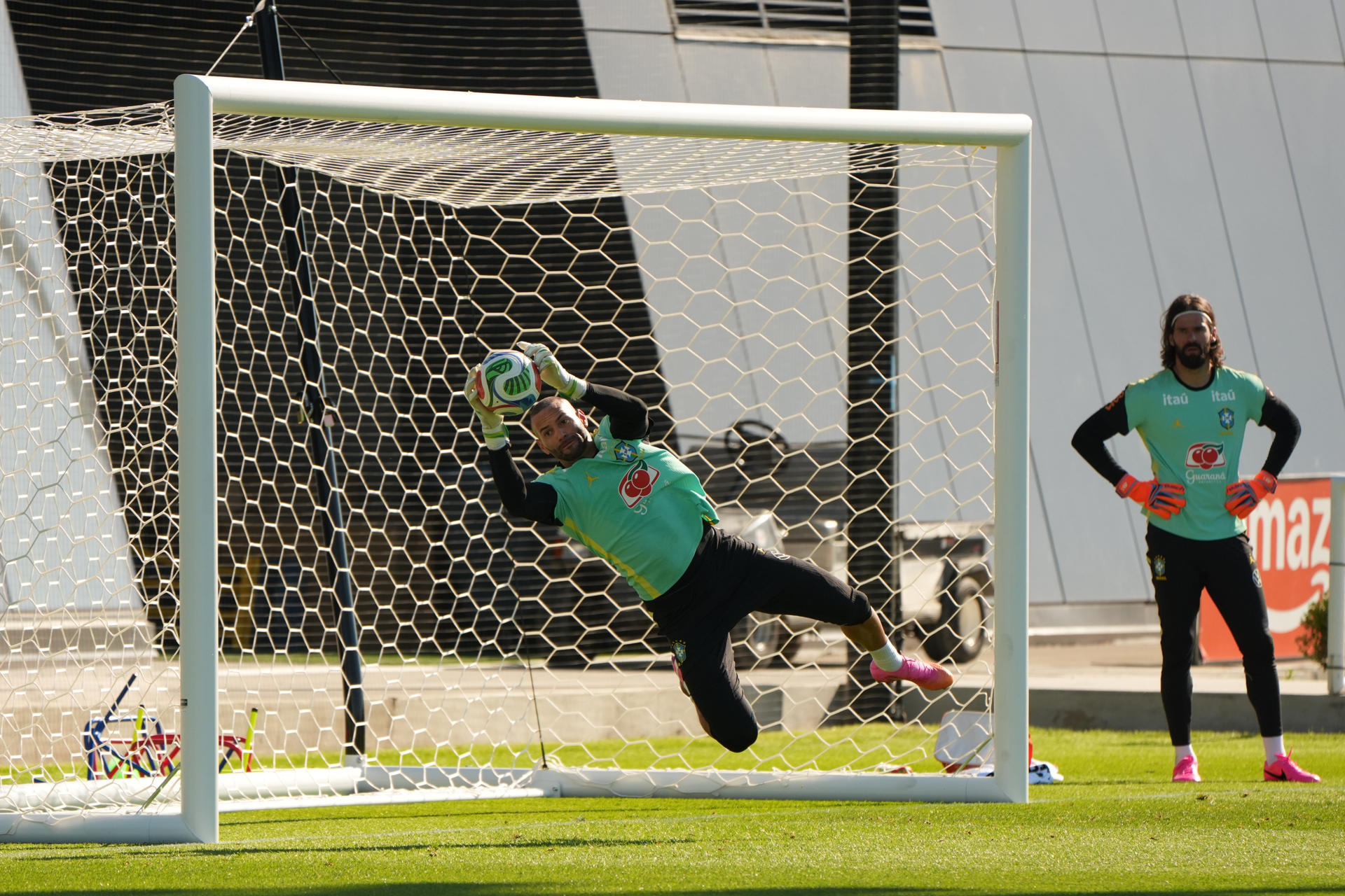 El guardameta de la selección de Brasil Weverton (i) participa en un entrenamiento este miércoles, en Columbia Park (Nueva Jersey). EFE/ Angel Colmenares
