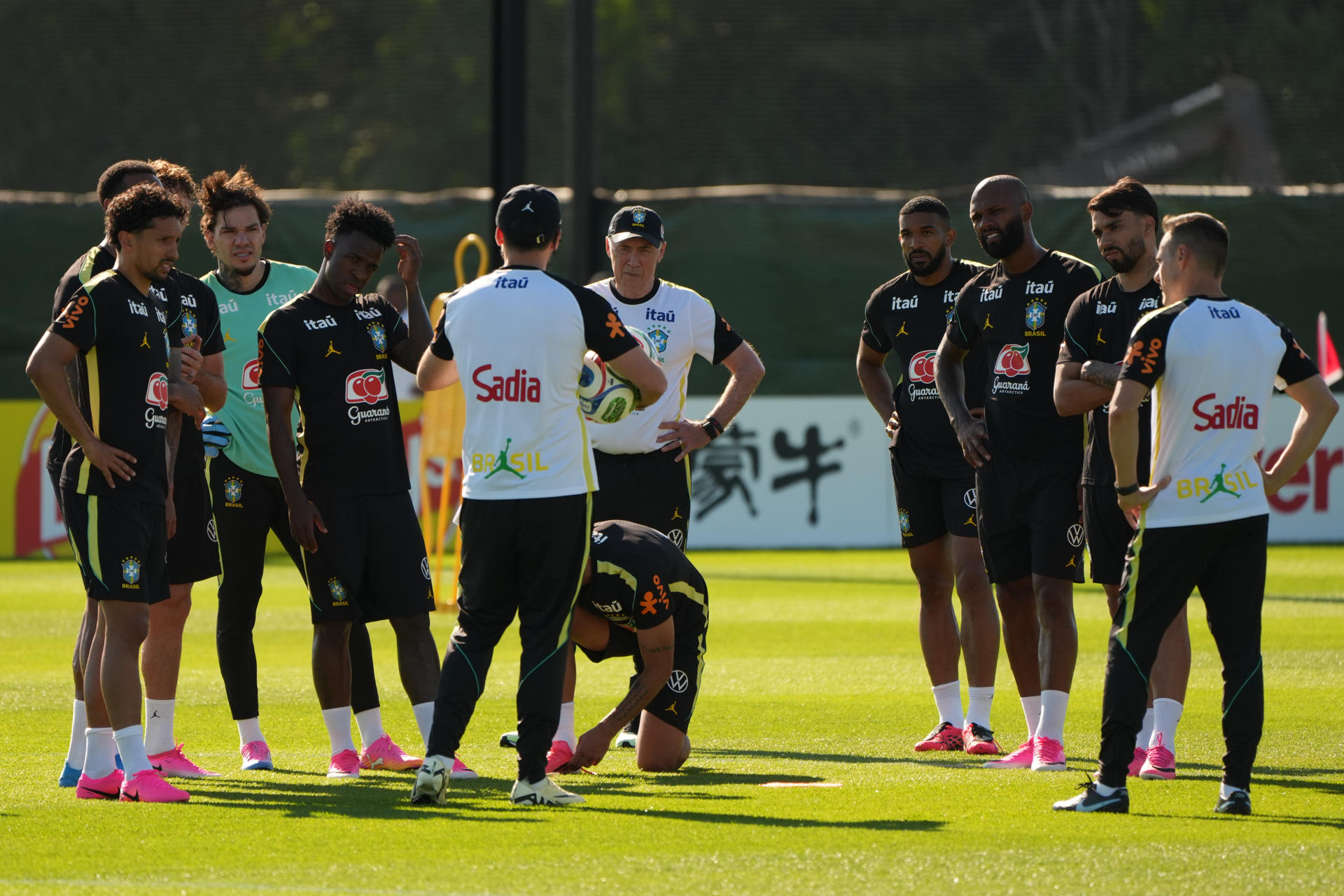 Al mando del seleccionador Carlo Ancelotti (c), la selección de Brasil comenzó este miércoles su preparación para el Mundial en su campamento base, situado en Morristown (Nueva Jersey), sin Neymar, que se recupera de una lesión. EFE/ Angel Colmenares.

