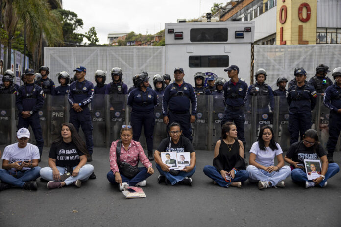 Personas esperan en las inmediaciones de El Helicoide este miércoles, en Caracas (Venezuela).EFE/ Miguel Gutiérrez

