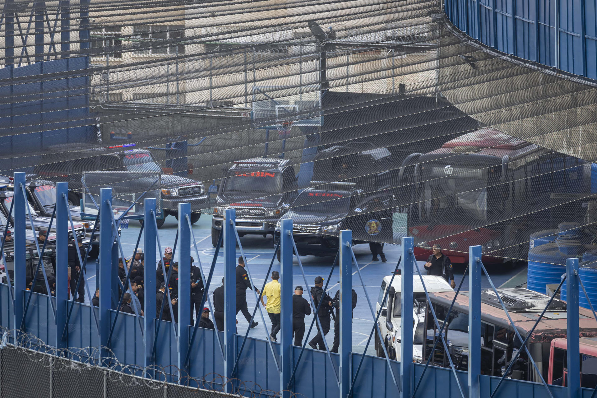 Fotografía que muestra el bus que traslada a presos políticos recluidos en la cárcel El Helicoide este miércoles, en Caracas (Venezuela). EFE/ Miguel Gutiérrez
