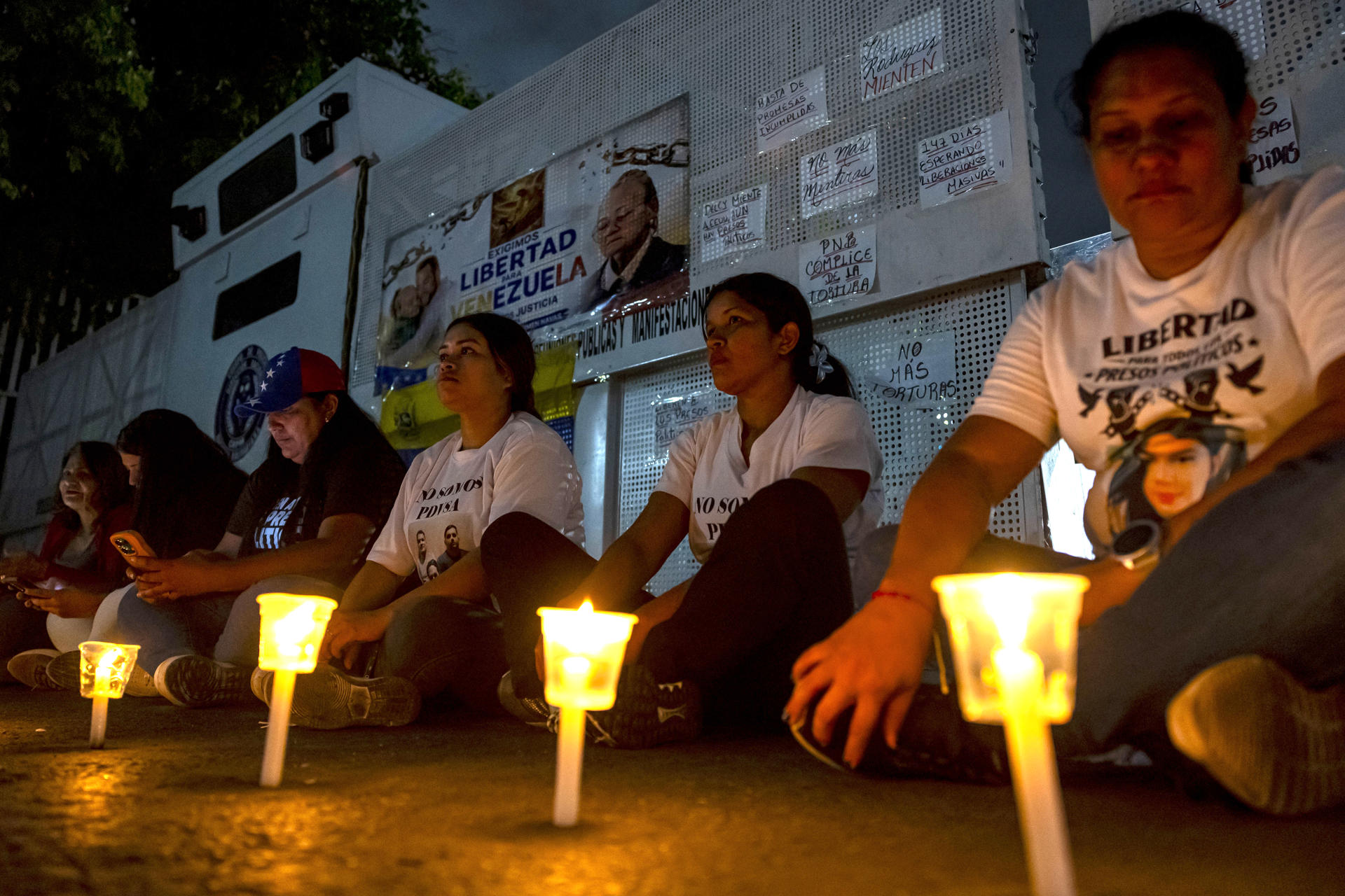 Personas se manifiestan en las inmediaciones de El Helicoide este miércoles, en Caracas (Venezuela). EFE/ Miguel Gutiérrez
