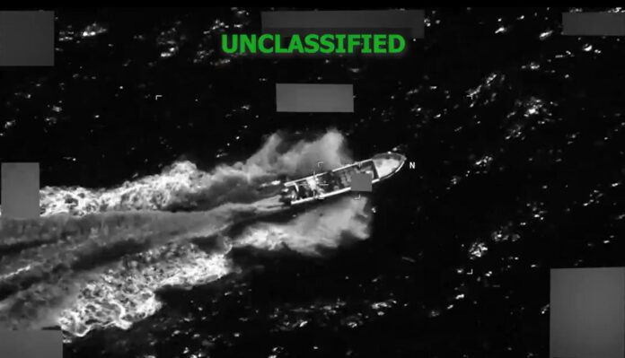 Captura de un video difundido en la cuenta en X @Southcom del Comando Sur de Estados Unidos de una lancha, supuestamente ligada al narcotráfico, que transitaba en aguas internacionales del Pacífico y que fue atacada por las fuerzas armadas estadounidenses. EFE/ @Southcom
