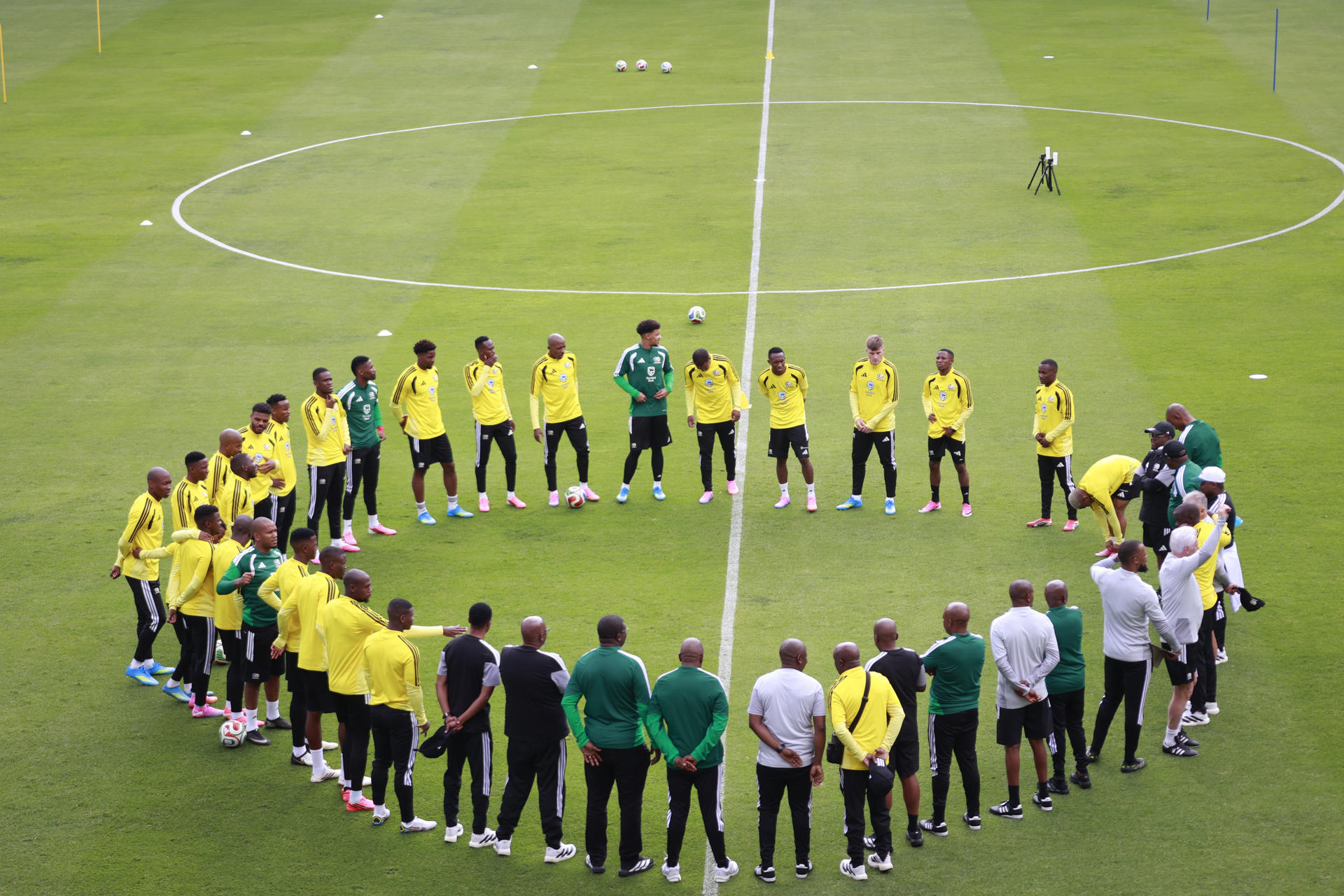 Jugadores de la Selección de fútbol de Sudáfrica participan en un entrenamiento, este miércoles en Pachuca, en el estado de Hidalgo (México). EFE/David Martínez Pelcastre
