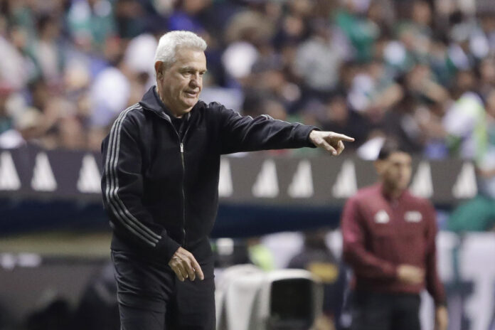 El entrenador de México, Javier Aguirre, dirige durante un partido amistoso entre México y Ghana en el estadio Cuauhtémoc, en Puebla (México). Imagen de archivo. EFE/ Hilda Ríos
