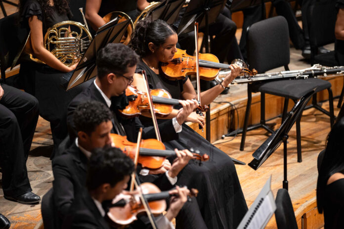 La Orquesta Sinfónica Francisco de Miranda se presenta en la conmemoración de los 80 aniversario de las Naciones Unidas en Venezuela este miércoles, en Caracas (Venezuela). EFE/ Ronald Peña R
