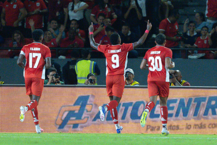 Tomás Rodríguez (c), José Fajardo (i) e Ivan Anderson, de Panamá, celebran un gol este miércoles en un partido amistoso entre Panamá y República Dominicana previo al Mundial 2026, en el estadio Rommel Fernández. EFE/ Eliecer Aizprua
