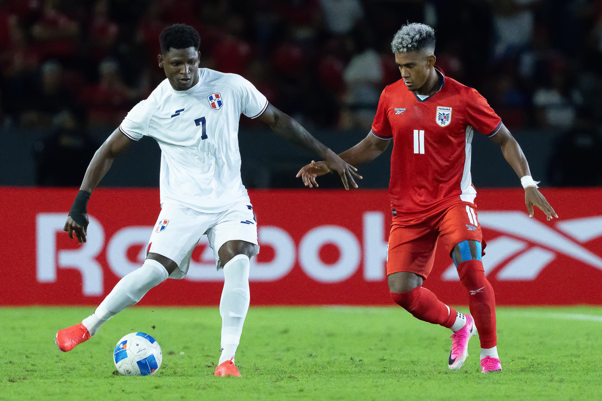 Yoel Bárcenas (d), de Panamá, disputa un balón con Erick Japa, de República Dominicana, este miércoles en un partido amistoso previo al Mundial 2026, en el estadio Rommel Fernández. EFE/ Eliecer Aizprua
