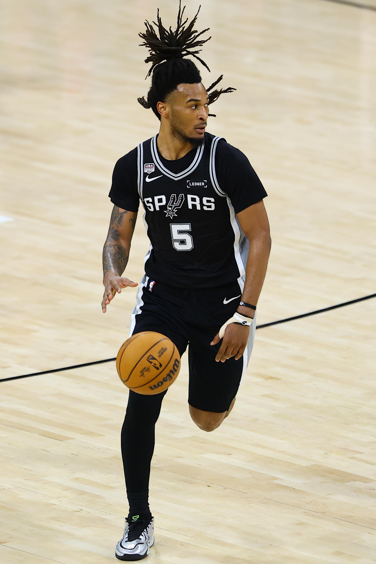 Stephon Castle, de San Antonio Spurs, controla el balón en el primer partido de las Finales de la NBA frente a los Knicks de Nueva York. EFE/ Carlos Ramírez
