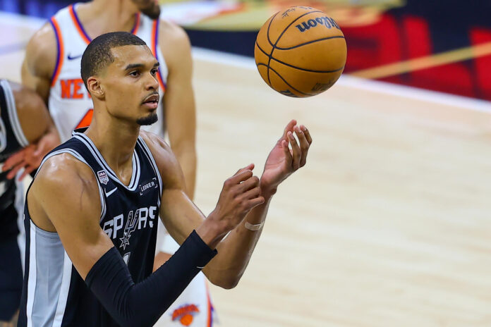 Victor Wembanyama, de San Antonio Spurs, controla el balón este miércoles en el primer partido de la final de la NBA ante New York Knicks. EFE/ Carlos Ramírez
