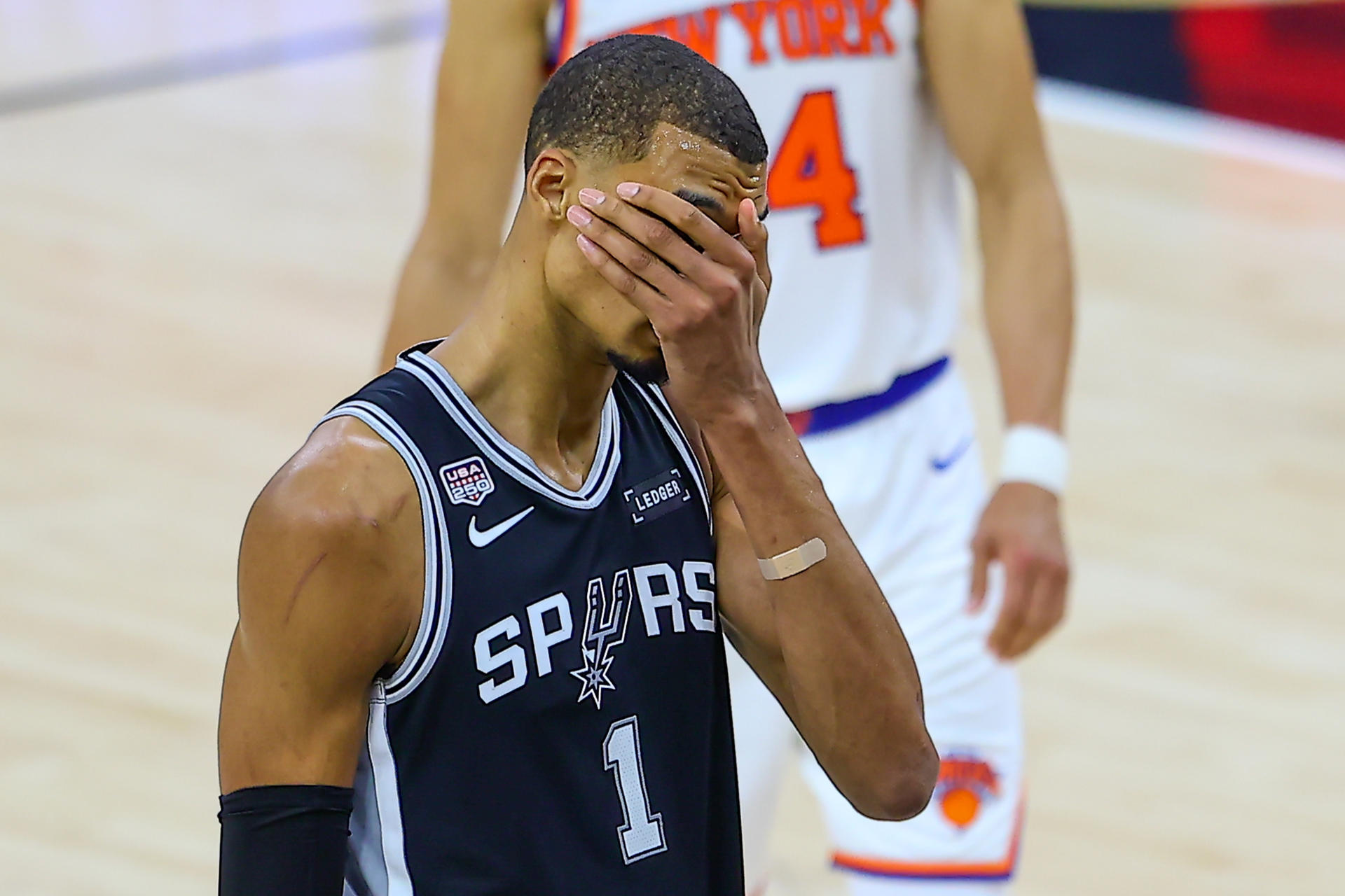 Victor Wembanyama, de San Antonio Spurs, reacciona este miércoles en el primer partido de la final de la NBA contra New York Knicks. EFE/ Carlos Ramírez
