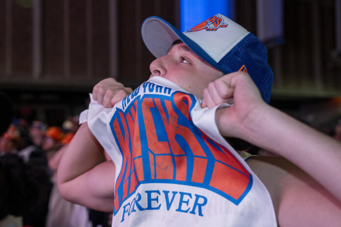 Aficionados de los Knicks celebran tras ganar el primer juego de la final de la NBA contra San Antonio Spurs (Estados Unidos). EFE/ Angel Colmenares
