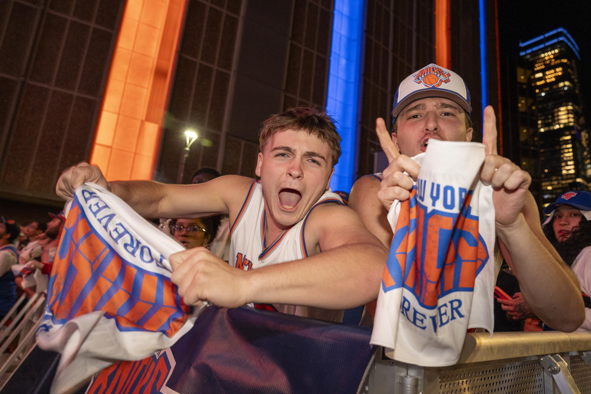 Aficionados de los Knicks celebran tras ganar el primer juego de la final de la NBA contra San Antonio Spurs, este miércoles, en Nueva York (Estados Unidos). EFE/ Angel Colmenares
