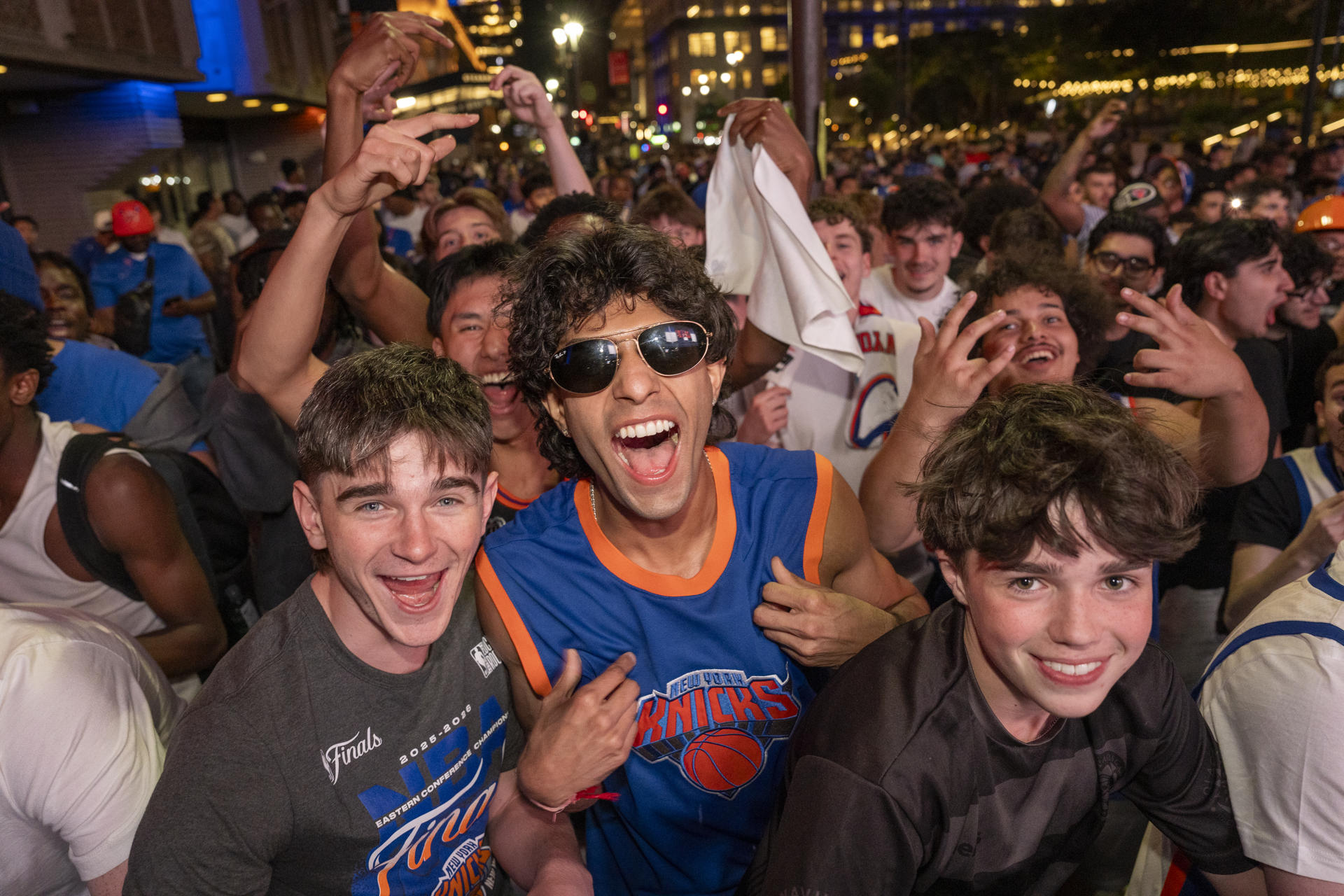 Aficionados de los Knicks celebran tras ganar el primer juego de la final de la NBA contra San Antonio Spurs, este miércoles en Nueva York (Estados Unidos). EFE/ Angel Colmenares
