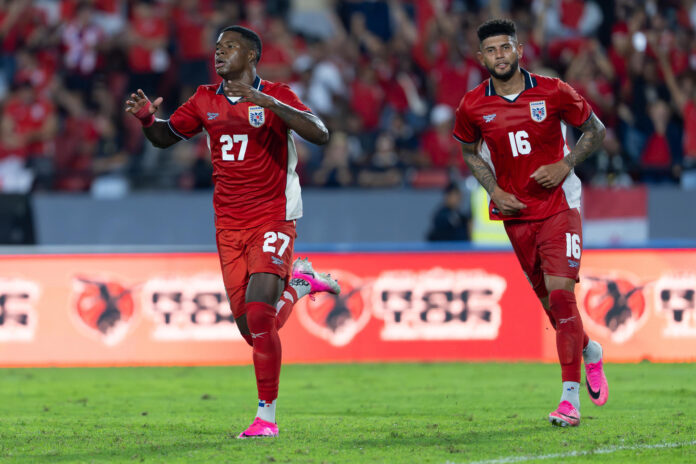 Kadir Barría (c) y Andrés Andrade de Panamá celebran un gol en el amistoso contra República Dominicana, previo a la Copa Mundial de Fútbol de 2026, en el estadio Rommel Fernández en Ciudad de Panamá (Panamá). EFE/ Eliecer Aizprua
