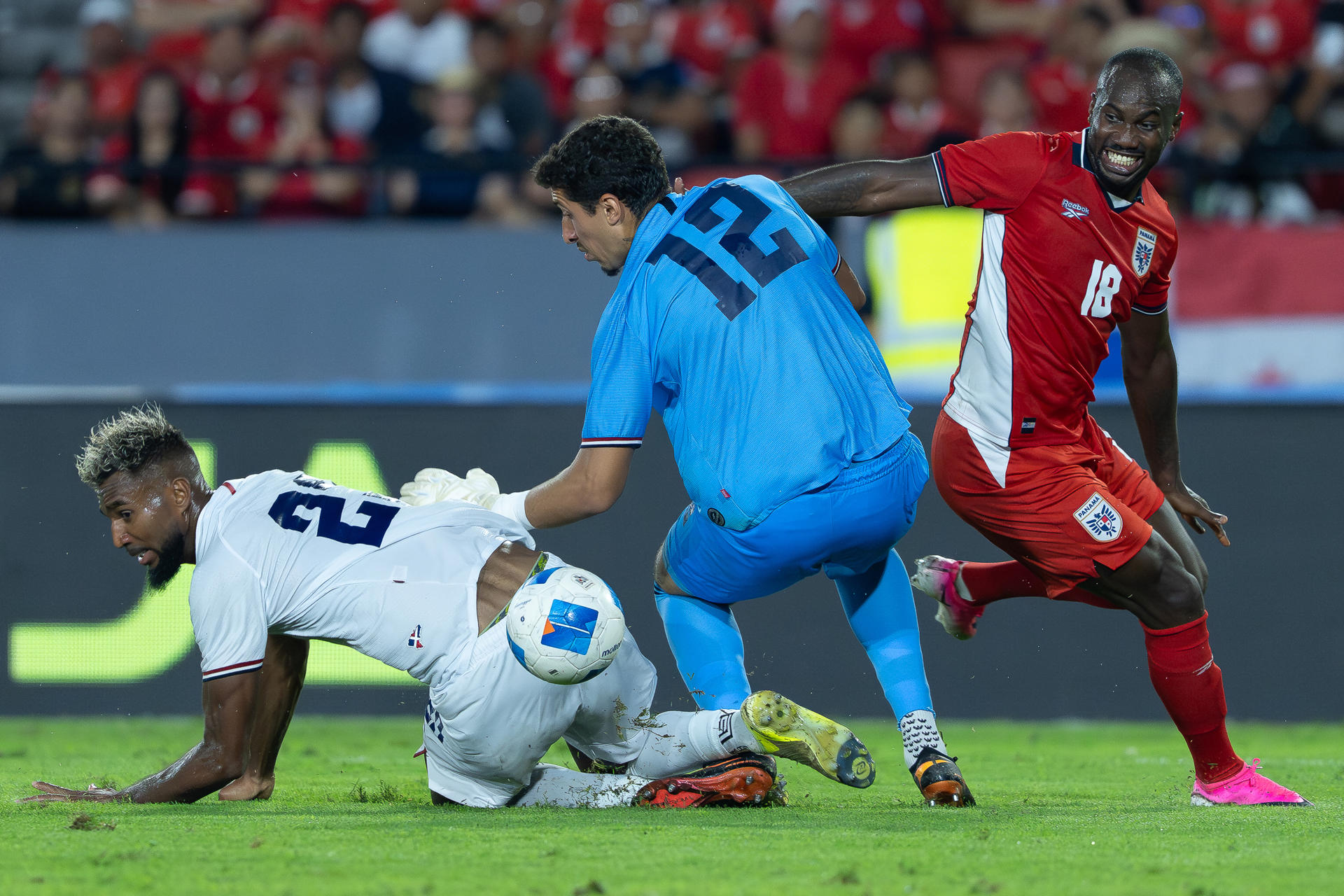 Cecilio Waterman de Panamá disputa un balón con Xavier Valdez (c) y Luiyi de Lucas de Dominicana este miércoles, en un partido amistoso entre Panamá y República Dominicana, previo a la Copa Mundial de Fútbol de 2026, en el estadio Rommel Fernández en Ciudad de Panamá (Panamá). EFE/ Eliecer Aizprua
