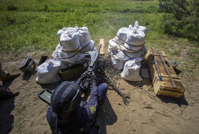 Un militar de la 13.ª Brigada Operativa 'Khartia' (Carta) de la Guardia Nacional de Ucrania proporciona entrenamiento con armas tácticas a agentes del Departamento de Policía de Patrulla en un campo de entrenamiento de primera línea en la región de Jarkov, al noreste de Ucrania, el 3 de junio de 2026. EFE/EPA/SERGEY KOZLOV

