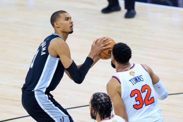 El alero de los San Antonio Spurs Victor Wembanyama (i) lanza un tiro sobre el pívot de los New York Knicks Karl-Anthony Towns (d). EFE/EPA/ADAM DAVIS SHUTTERSTOCK FUERA
