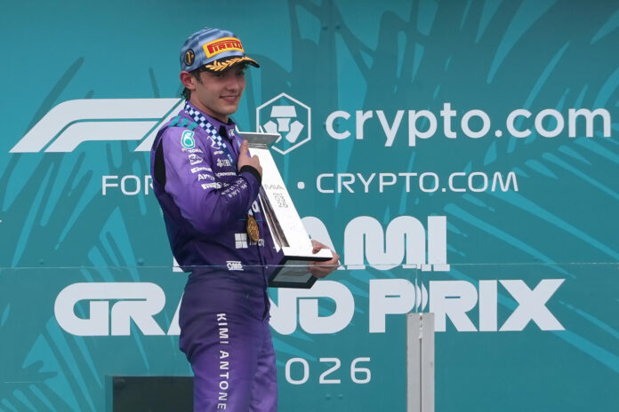 El italiano Andrea Kimi Antonelli de Mercedes celebra su victoria en el Gran Premio de Fórmula Uno de Miami. EFE/ Alberto Boal
