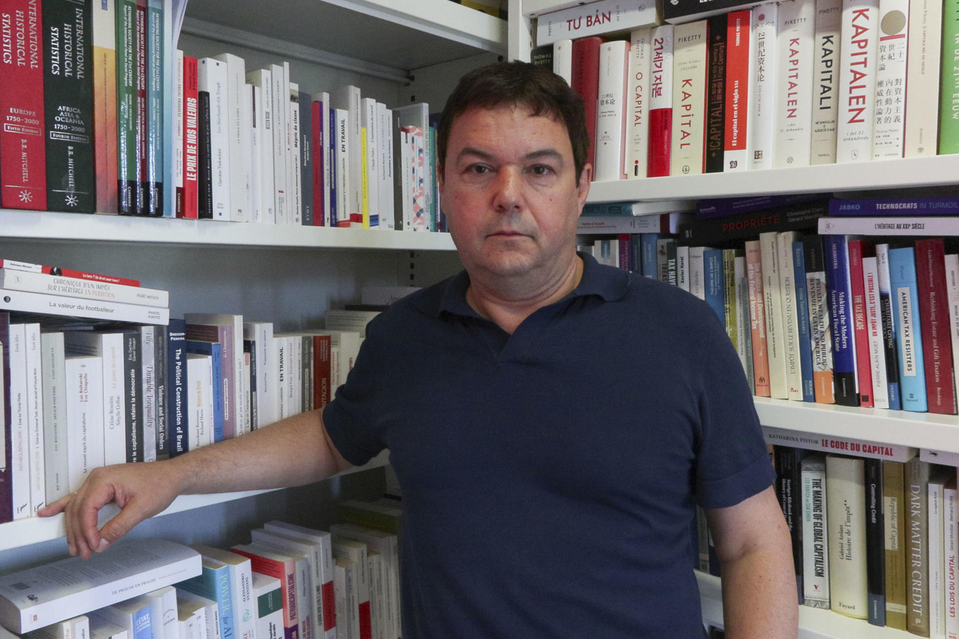 El economista francés Thomas Piketty, codirector del Laboratorio de la Desigualdad Mundial durante un momento de la entrevista con la Agencia EFE en París. Limitar el calentamiento global a los objetivos que se fijó la comunidad internacional en la cumbre climática de París en 2015 necesita un proyecto de justicia social a escala global mediante impuestos a los ricos, pero también un modelo económico de sobriedad. EFE/ Edgar Sapiña Manchado

