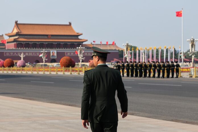 Imagen de archivo de una persona uniformada caminando mientras miembros de la guardia de honor del Ejército Popular de Liberación de China (EPL) se alinean con la Puerta de Tiananmén al fondo en Pekín, China, el 12 de mayo de 2026.
EFE/EPA/MAXIM SHEMETOV / POOL
EFE/ Álvaro Alfaro
