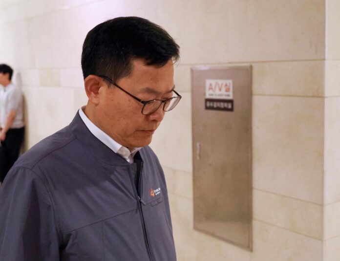 Daejeon (Corea del Sur), 02/06/2026.- Son Jae-il, director ejecutivo (CEO) de Hanwha Aerospace Co., se dirige a un hospital en Daejeon, Corea del Sur, el 3 de junio de 2026, para reunirse con las familias de las víctimas del accidente ocurrido en la fábrica de la compañía, en el que fallecieron cinco personas.
EFE/EPA/YONHAP SOUTH KOREA OUT
