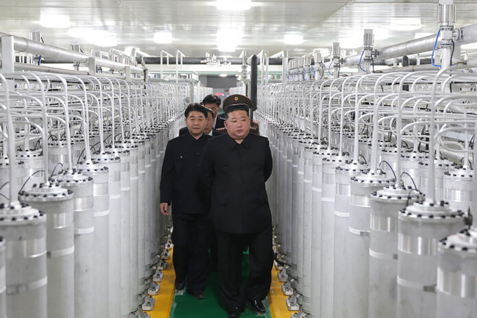 AME8296. PIONYANG (COREA DEL NORTE), 04/06/2026.- Fotografía cedida por la Agencia estatal de noticias norcoreana KCNA que muestra al líder del país, Kim Jong-un (d), en Corea del Norte.
EFE/ Agencia estatal de noticias norcoreana KCNA/SOLO USO EDITORIAL/NO VENTAS/SOLO DISPONIBLE PARA ILUSTRAR LA NOTICIA QUE ACOMPAÑA (CRÉDITO OBLIGATORIO)
