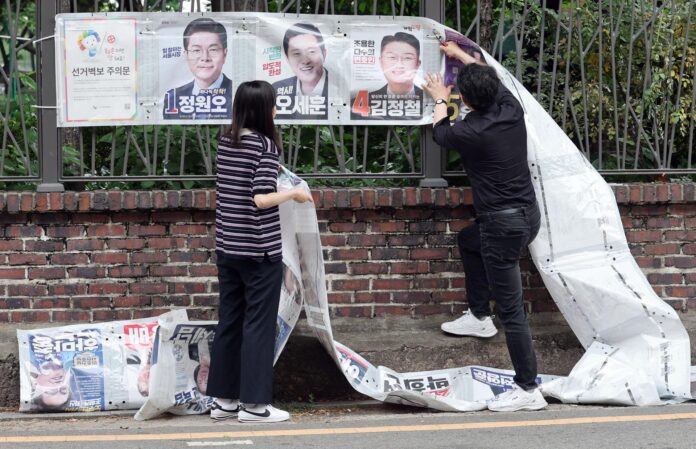 SEÚL (Corea del Sur), 04/06/2026.- Funcionarios municipales retiran carteles de los candidatos para las elecciones locales en Seúl, Corea del Sur, el 4 de junio de 2026, después de que el gobernante Partido Demócrata obtuviera importantes avances en las elecciones locales y las elecciones parciales parlamentarias celebradas el 3 de junio.
EFE/EPA/YONHAP SOUTH KOREA OUT
