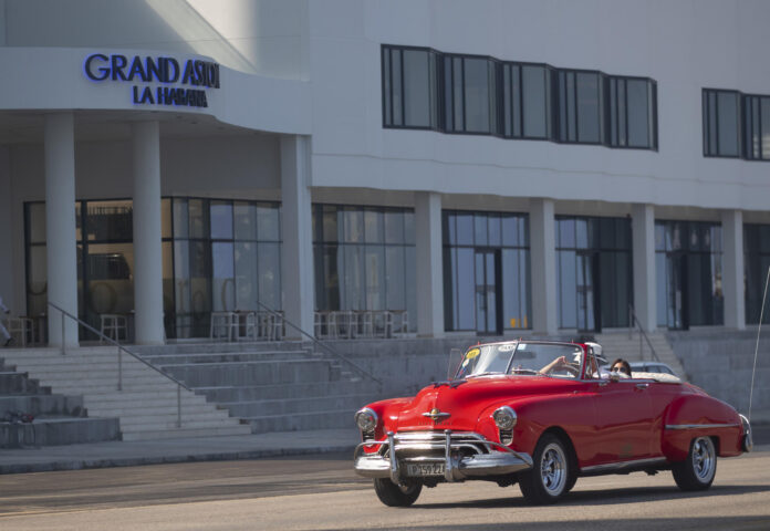 Imagen de archivo de un automóvil clásico frente al Hotel Gran Aston en La Habana (Cuba). EFE/Yander Zamora
