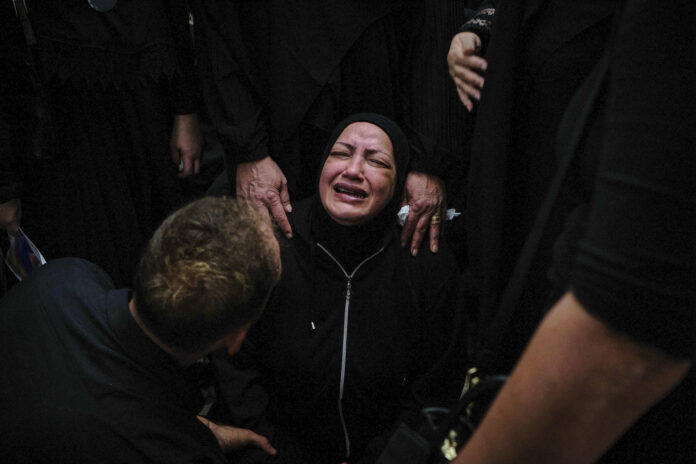 La localidad de Wardanieh, en Líbano, despide a una familia de seis miembros fallecida en un bombardeo israelí contra Marwanieh, en el sur del país, el 3 de junio de 2026. EFE/ Edgar Gutiérrez

