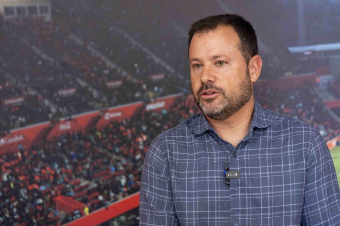 Corren tiempos difíciles para el Mallorca tras su descenso a LaLiga Hypermotion. Su director de fútbol, Pablo Ortells (Castellón, 1980), analiza en una entrevista con EFE los motivos que han llevado a esta situación y su situación dentro de la entidad, de la que no descartó salir en los peores momentos: 