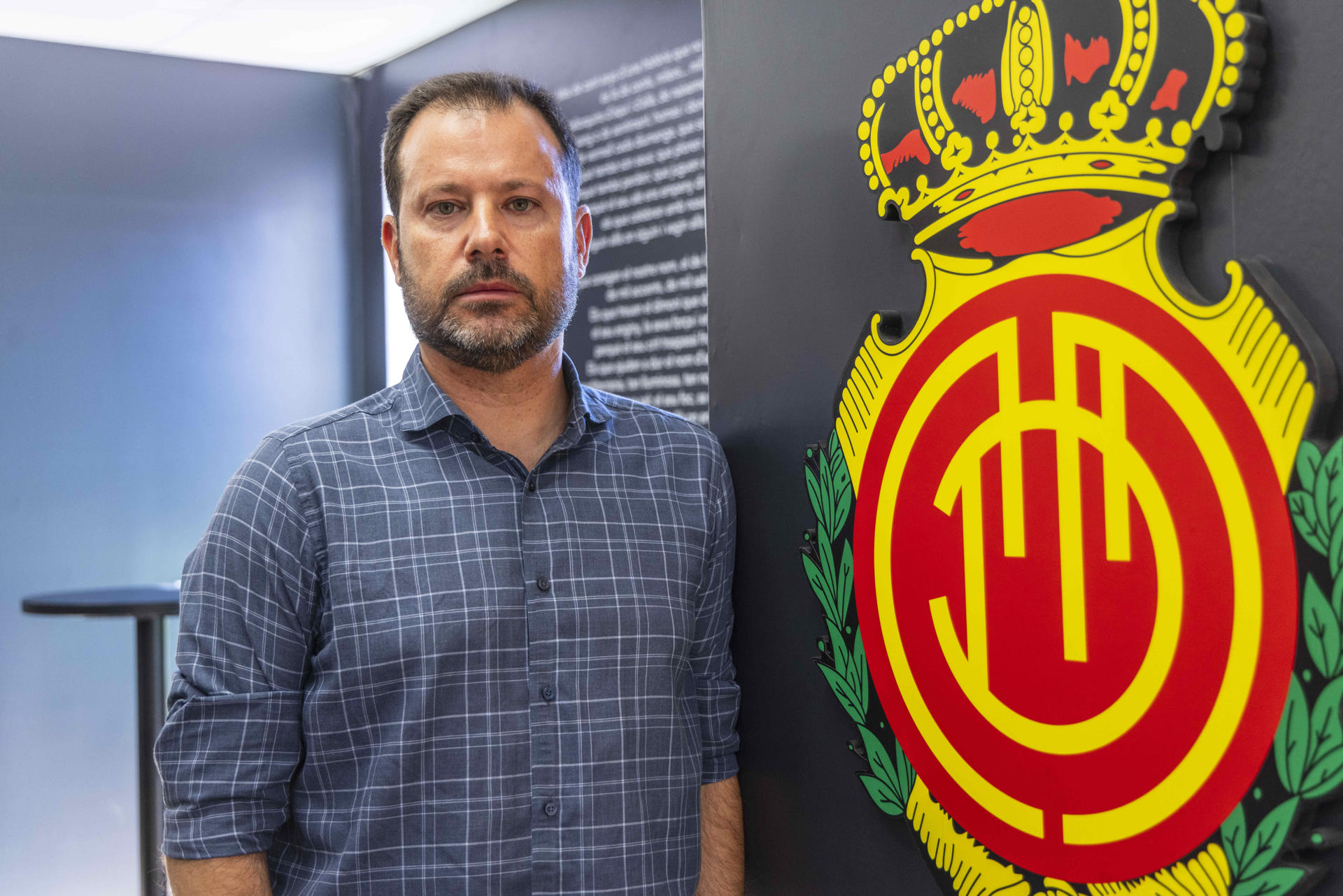 Corren tiempos difíciles para el Mallorca tras su descenso a LaLiga Hypermotion. Su director de fútbol, Pablo Ortells (Castellón, 1980), analiza en una entrevista con EFE los motivos que han llevado a esta situación y su situación dentro de la entidad, de la que no descartó salir en los peores momentos: "Se te pasan muchas cosas por la cabeza". EFE/Cati Cladera
