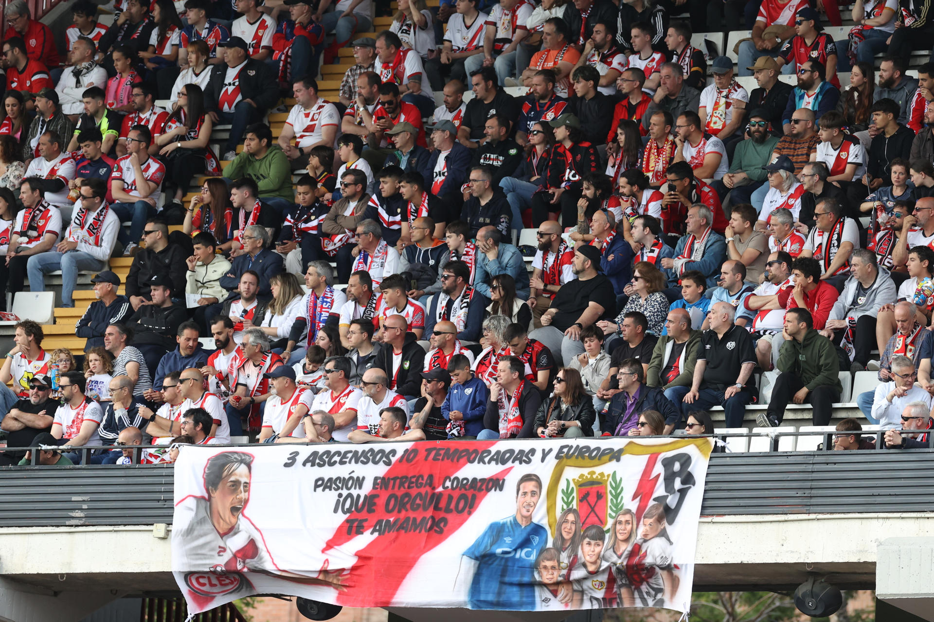 Fotografía de Víctor Lerena, en la que puede verse en una imagen de archivo del 17 de mayo a la afición del Rayo Vallecano durante uno de los últimos partidos de Liga de su equipo esta temporada. EFE
