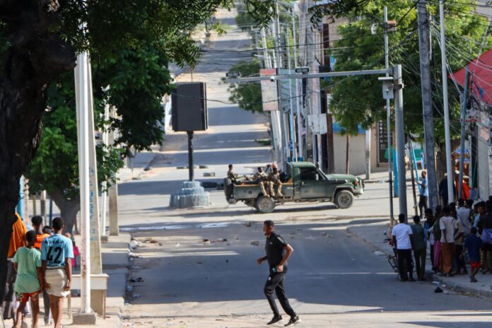 Hombres armados en una calle de Mogadiscio. EFE/EPA/SAID YUSUF WARSAME
