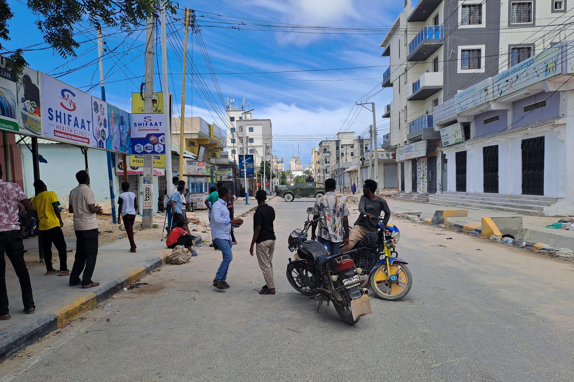 Hombres armados en una calle de Mogadiscio. EFE/EPA/SAID YUSUF WARSAME
