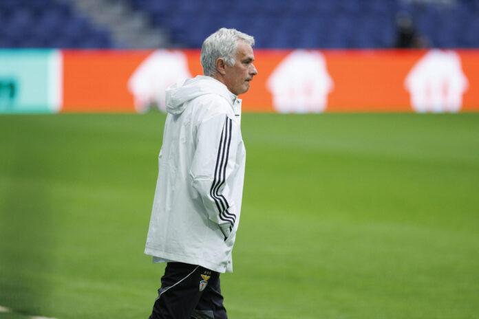 Fotografía de Rodrigo Jiménez, en la que puede verse en una imagen de archivo del pasado 24 de febrero al entrenador del Benfica, José Mourinho, durante su última visita al estadio Santiago Bernabéu, en Madrid. EFE
