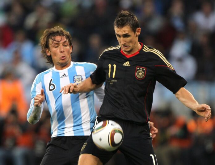Fotografía de Cézaro De Luca, en la que puede verse en una imagen de archivo del 3 de julio de 2010 al alemán Miroslav Klose (d) y al argentino Gabriel Heinze (i), durante el partido de cuartos de final que enfrentó a ambas selecciones en el Mundial de Sudáfrica 2010. EFE
