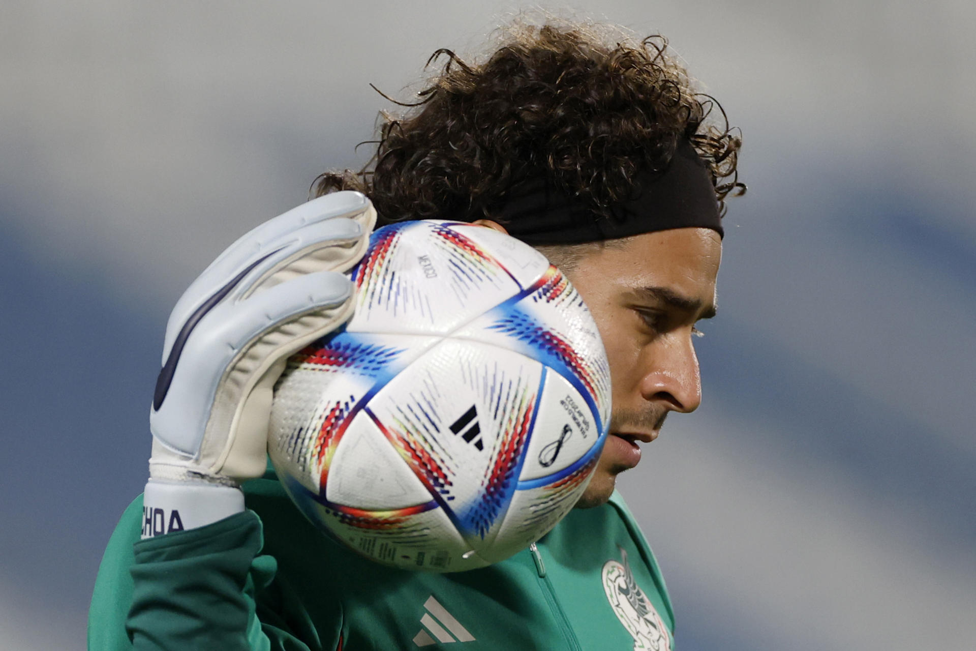 Fotografía de Alberto Estévez, en la que puede verse en una imagen de archivo del 21 de noviembre de 2022 al portero de la selección de México Guillermo 'Memo' Ochoa en el Mundial de Catar. EFE
