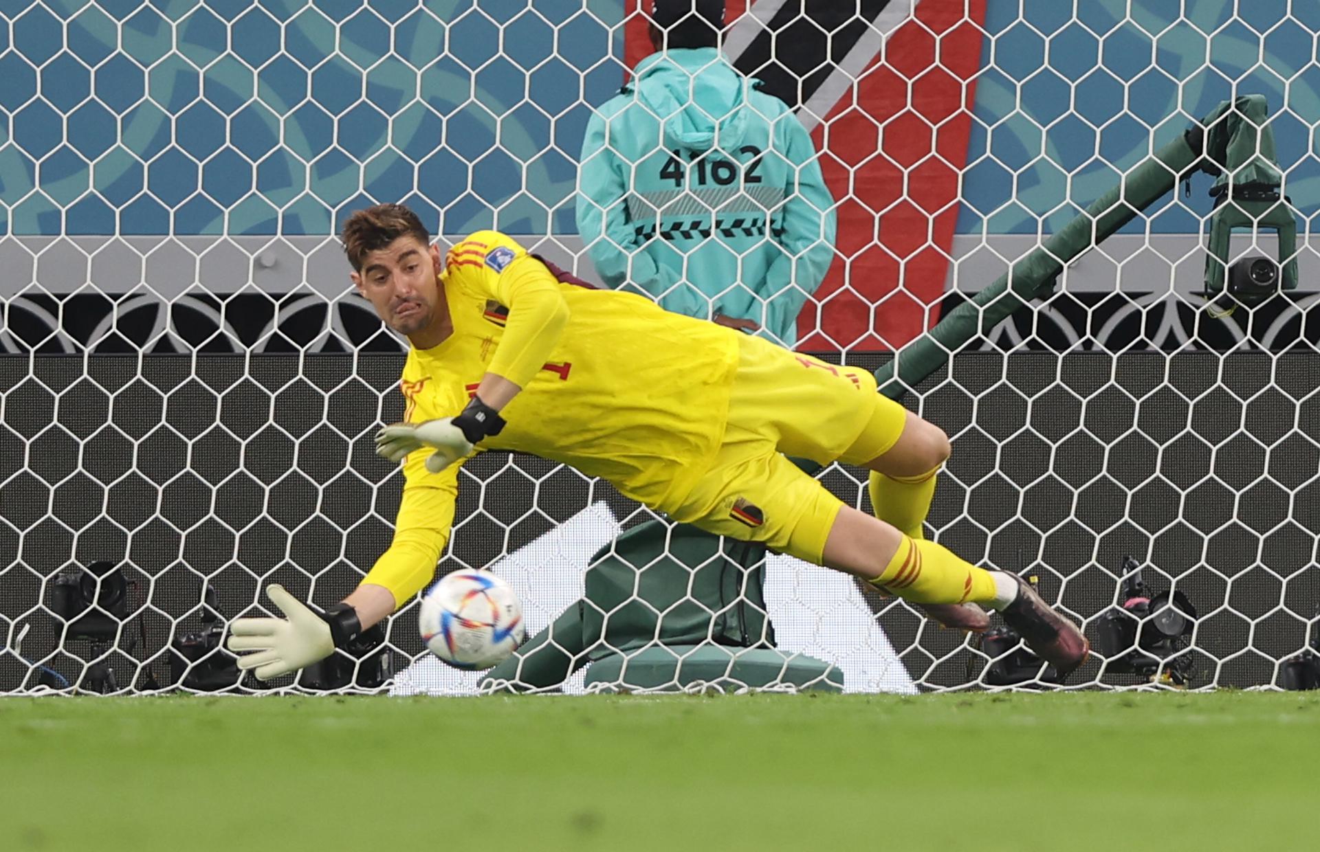Fotografía de Tolga Bozoglu, en la que puede verse en una imagen de archivo del 23 de noviembre de 2022 al portero belga Thibaut Courtois, durante un partido de su selección en el Mundial de Catar. EFE
