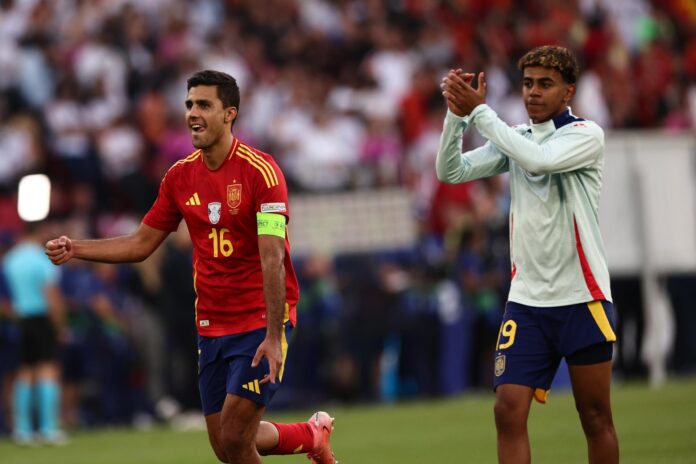 Fotografía de Anna Szilagyi, en la que puede verse en una imagen de archivo del 5 de julio de 2024 a los internacionales españoles Rodrigo Hernández (i) y Lamine Yamal (d), tras un partido de su equipo en la Eurocopa de Alemania. EFE
