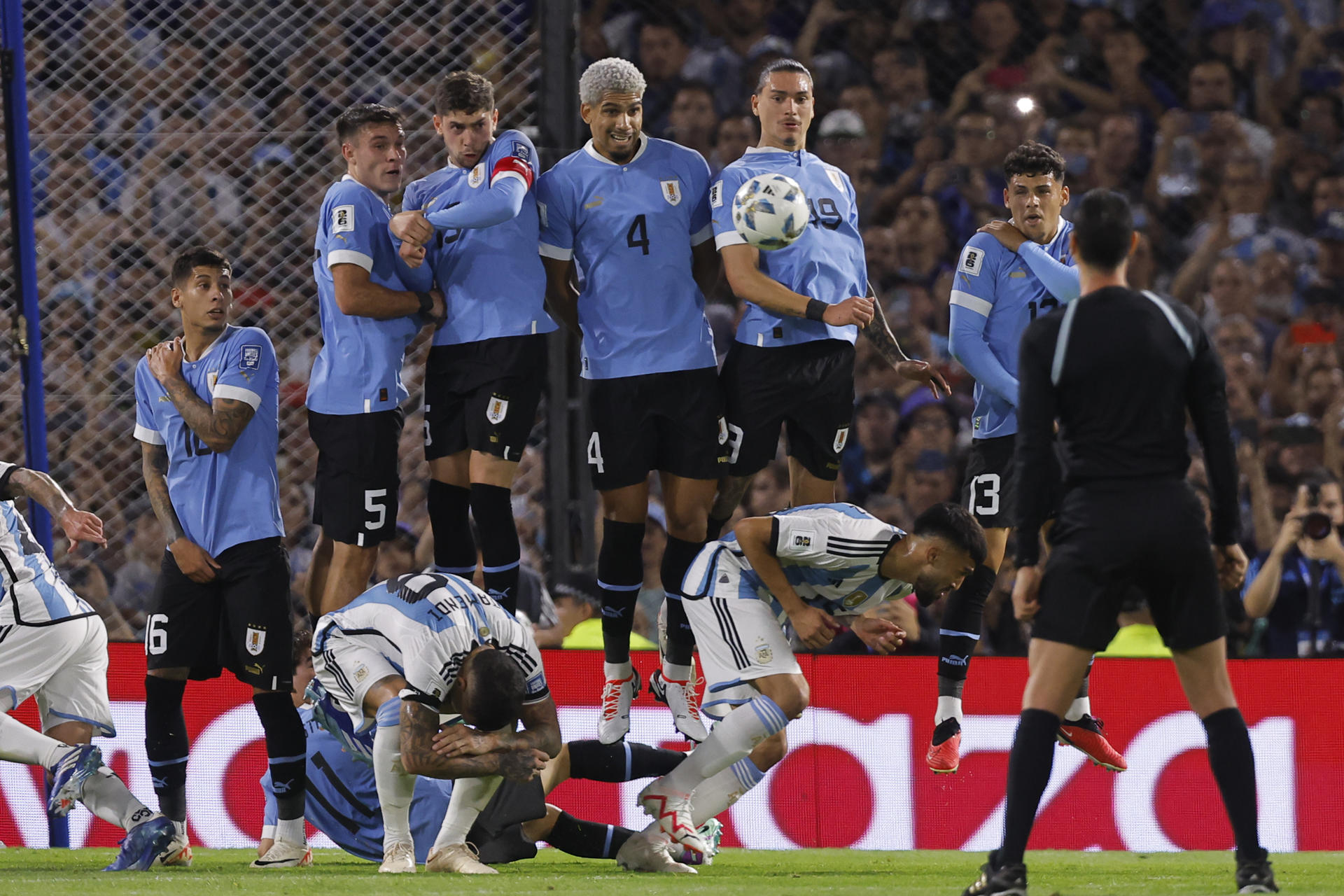 Fotografía de Juan Ignacio Roncoroni, en la que puede verse en una imagen de archivo del 16 de noviembre de 2023 a jugadores de Uruguay defendiendo un tiro libre durante un partido de las eliminatorias sudamericanas disputado contra Argentina en Buenos Aires. EFE
