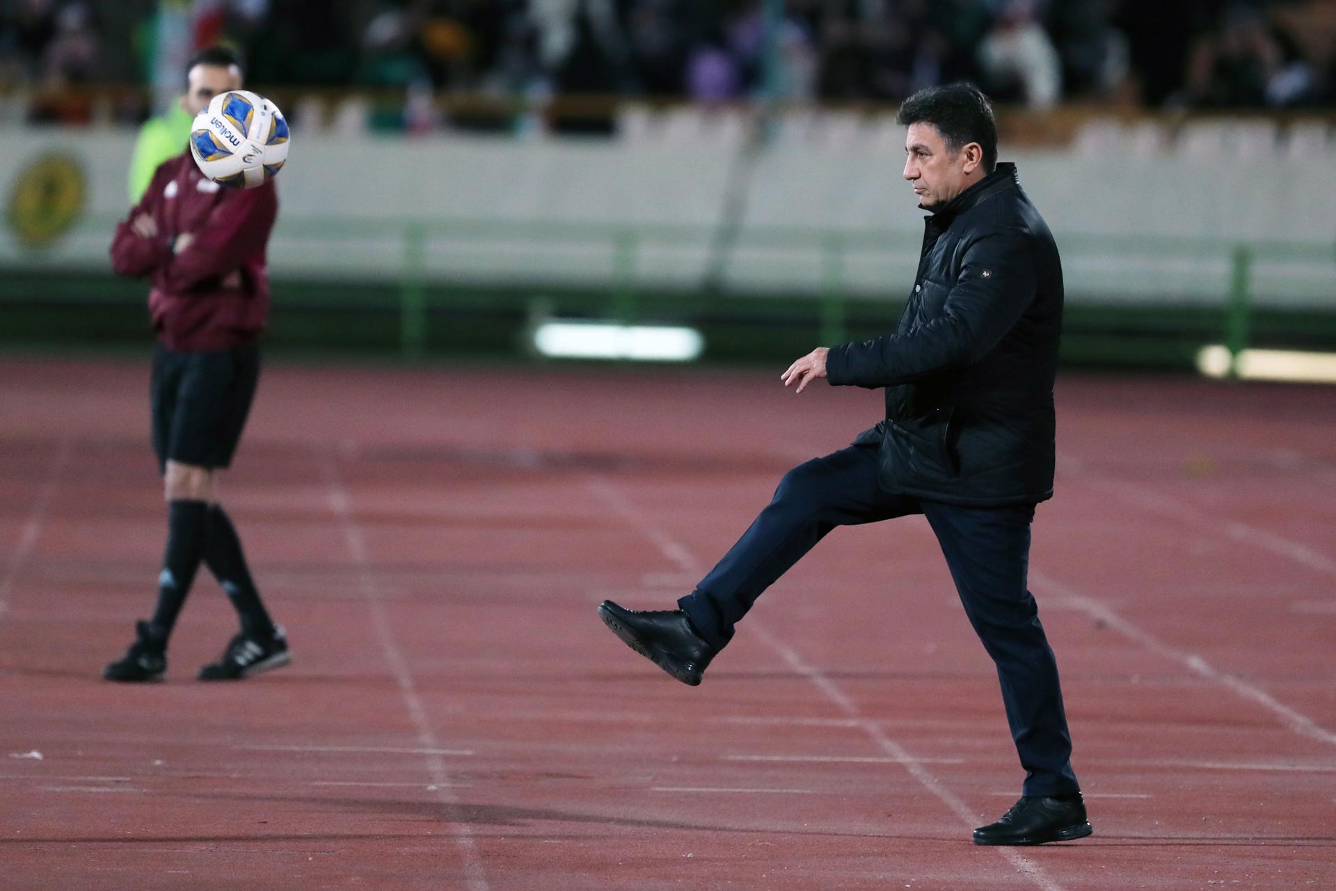 Fotografía de Abedin Taherkenareh, en la que puede verse en una imagen de archivo del 23 de marzo de 2023 al seleccionador de fútbol de Irán, Amir Ghalenoei, durante un partido. EFE

