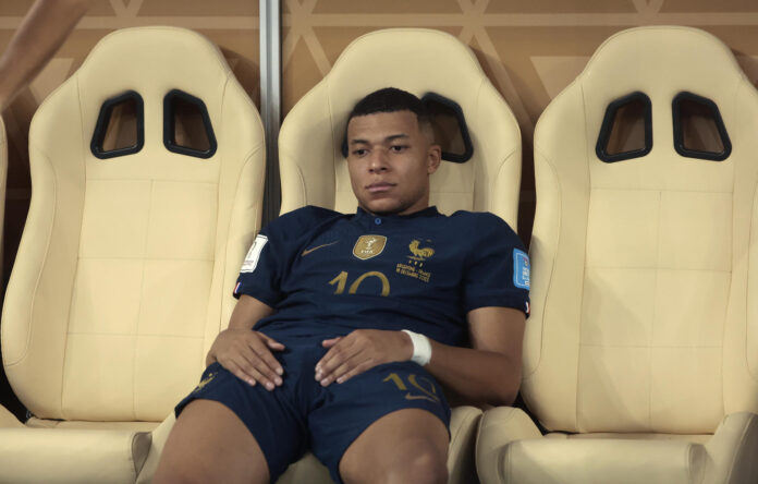 Kylian Mbappe reacciona tras perder la final del Mundial de Fútbol Qatar 2022 ante Argentina. EFE/ Juan Ignacio Roncoroni
