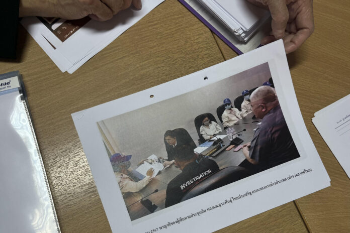 BANGKOK (TAILANDIA), 04/06/2026.- La fundadora y directora de la Fundación Pavena, Pavena Hongsakul, muestra a EFE documentos compilados por la ONG durante una investigación que derivó en una operación coordinada con Interpol acerca del caso de Na –nombre ficticio para proteger su identidad–, una tailandesa en la treintena que viajó de Bangkok a la capital georgiana, Tiflis, tras aceptar una oferta que halló en la red social Facebook para convertirse en gestante para una familia extranjera.
EFE/ María Carcaboso Abrié

