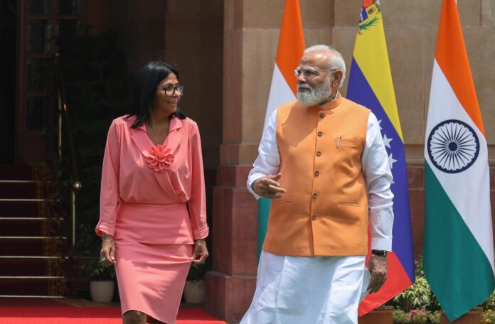 NUEVA DELHI (India), 04/06/2026.- El primer ministro indio, Narendra Modi (derecha), conversa con la presidenta interina de Venezuela, Delcy Rodríguez (izquierda), antes de su reunión en la Casa Hyderabad en Nueva Delhi, India, el 4 de junio de 2026. 
EFE/EPA/RAJAT GUPTA
