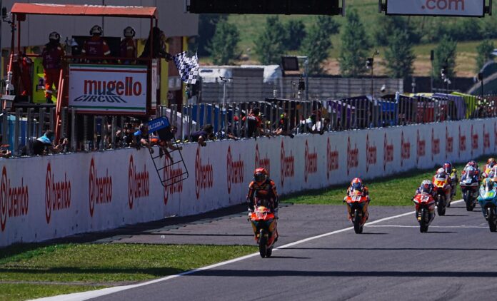 El piloto español Brian Uriarte (Red Bull KTM), tras su victoria en la carrera de Moto3 del Gran Premio de Italia el pasado 31 de mayo. EFE/CLAUDIO GIOVANNINI
