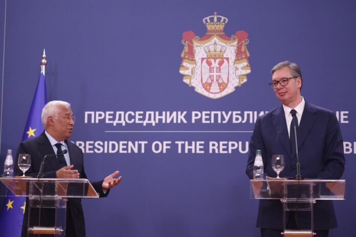 El presidente del Consejo Europeo, Antonio Costa (i), este jueves durante una conferencia de prensa en Belgrado con el presidente de Serbia, Aleksandar Vučić (d). EFE/EPA/ANDREJ CUKIC
