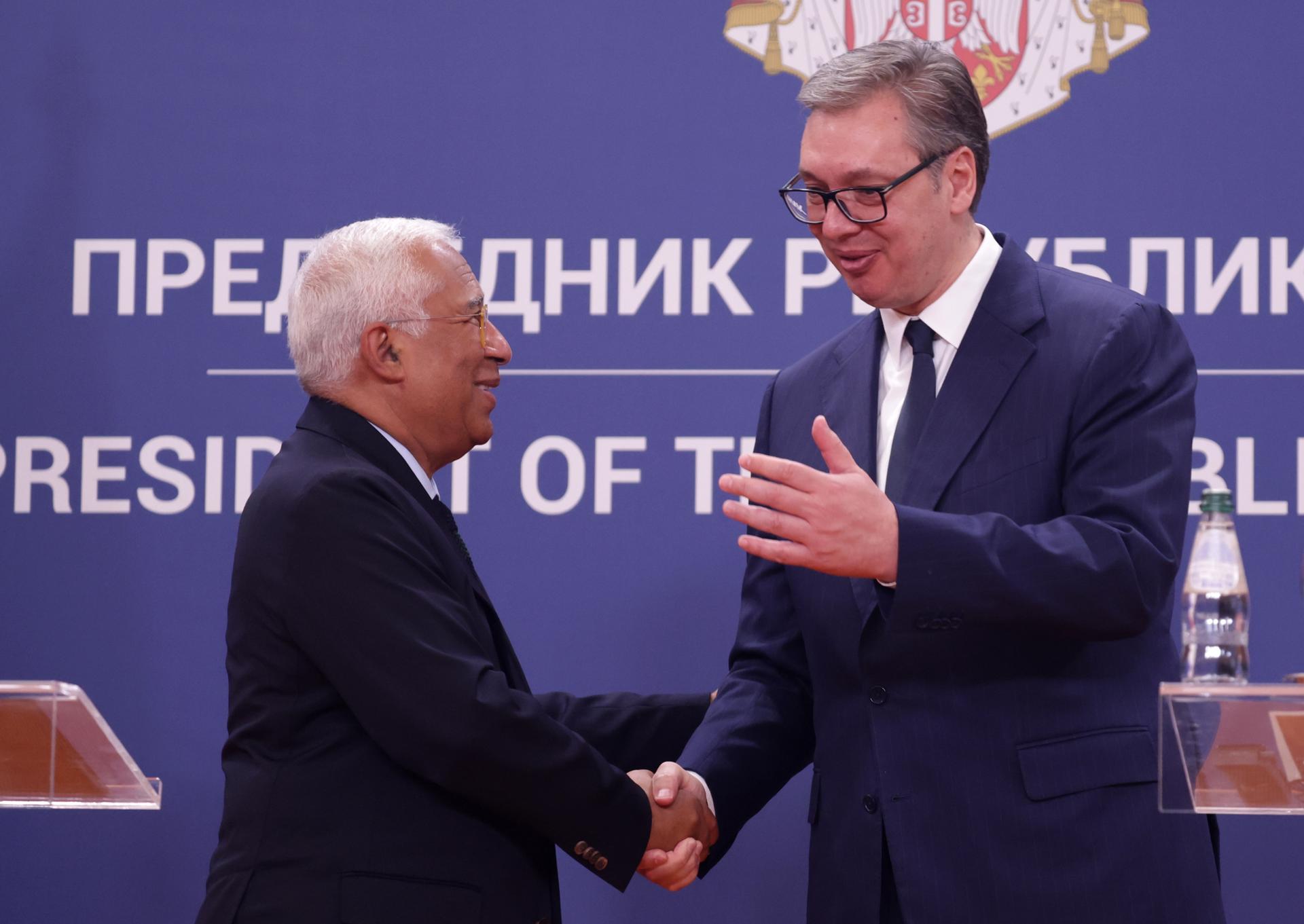 El presidente del Consejo Europeo, Antonio Costa (i), este jueves durante una conferencia de prensa en Belgrado con el presidente de Serbia, Aleksandar Vučić (d). EFE/EPA/ANDREJ CUKIC
