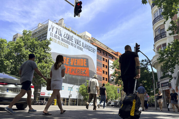 El empresario Enrique Riquelme, uno de los dos candidatos a la presidencia del Real Madrid, desplegó este jueves una lona en la capital española con el mensaje dedicado a su oponente, el actual mandatario, Florentino Pérez: 