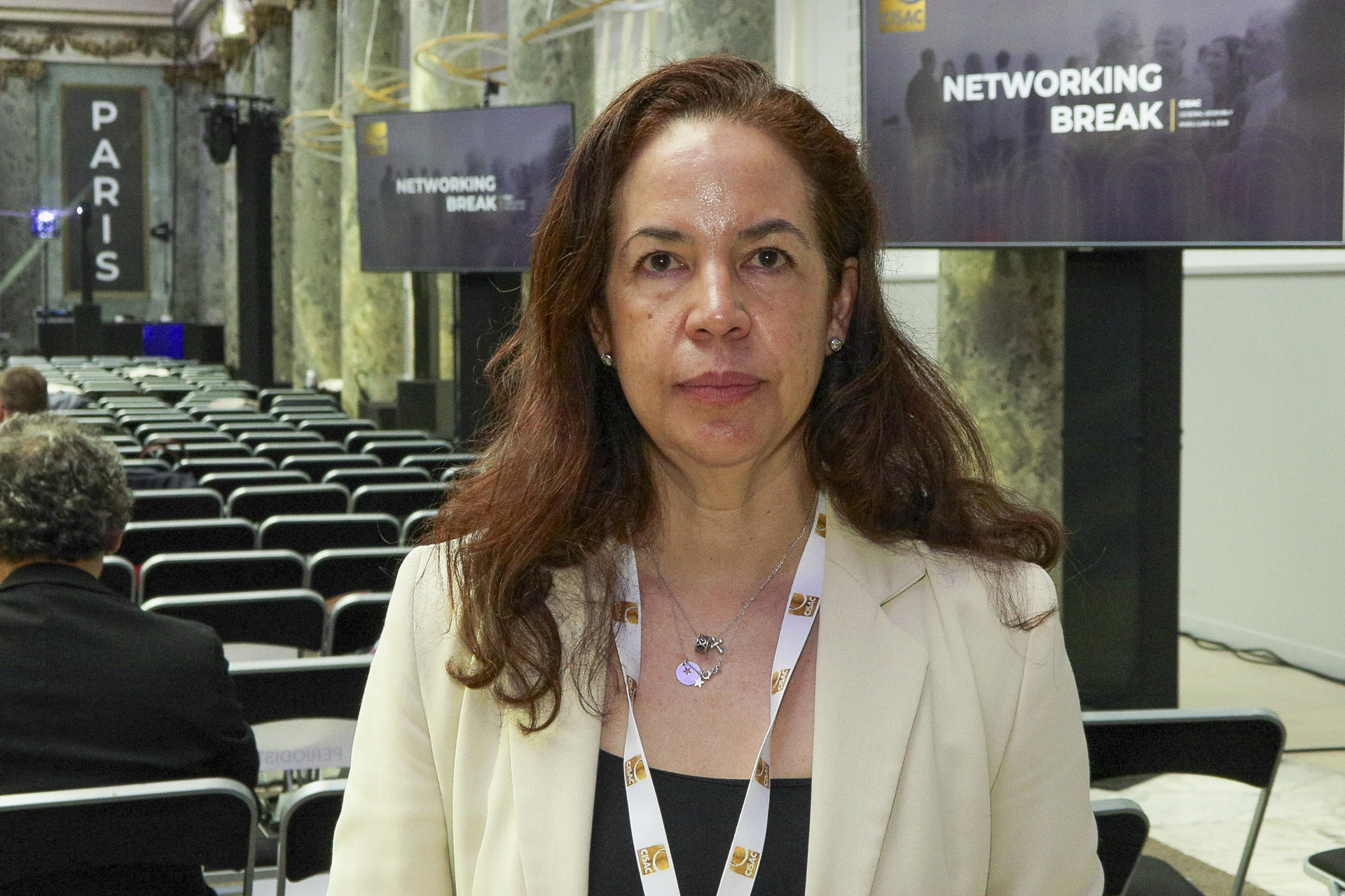​Cristina Perpiñá-Robert, delegada general de la SGAE, en una entrevista este jueves con EFE en París con motivo del centenario de la CISAC. La Inteligencia Artificial (IA) "puede ayudar" pero "si nos apoyamos demasiado en ella", puede "atontar" y "quitar el alma", opinó este jueves la cantante y compositora española Vicco, en la conmemoración en París del centenario de la Confederación Internacional de Sociedades de Autores y Compositores (CISAC). EFE/ Edgar Sapiña Manchado
